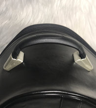 Load image into Gallery viewer, Close up of the handle on a Chapeau - Masonic Cap Case
